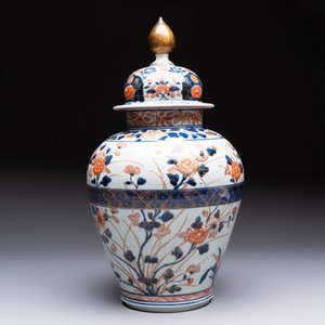 A Japanese Imari vase and cover with floral relief design, Edo, 17/18th C. — photo 4