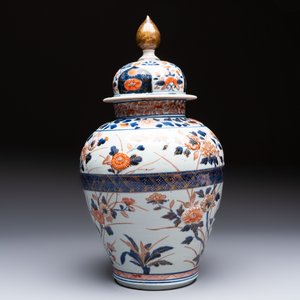A Japanese Imari vase and cover with floral relief design, Edo, 17/18th C. — photo 5