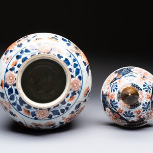 A Japanese Imari vase and cover with floral relief design, Edo, 17/18th C. — photo 6