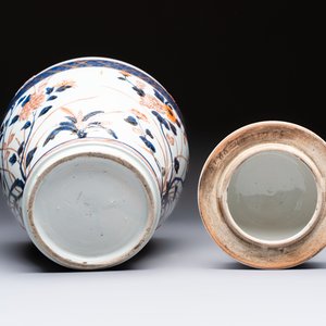 A Japanese Imari vase and cover with floral relief design, Edo, 17/18th C. — photo 7