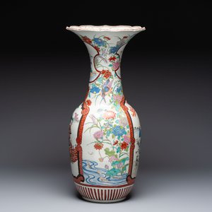 A Japanese Imari vase with narrative design, Meiji, late 19th C. — foto 2
