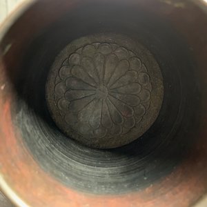 A Japanese inlaid bronze vase, a bronze censer and a parcel-gilt copper brush pot, Meiji, 19th C. — 照片 16