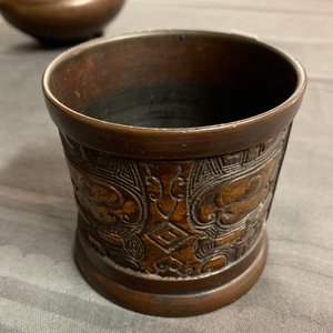 A Japanese inlaid bronze vase, a bronze censer and a parcel-gilt copper brush pot, Meiji, 19th C. — 照片 18