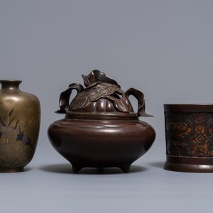 A Japanese inlaid bronze vase, a bronze censer and a parcel-gilt copper brush pot, Meiji, 19th C. — 照片 2