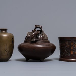 A Japanese inlaid bronze vase, a bronze censer and a parcel-gilt copper brush pot, Meiji, 19th C. — 照片 3