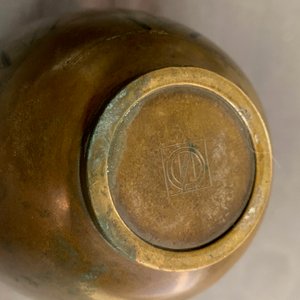 A Japanese inlaid bronze vase, a bronze censer and a parcel-gilt copper brush pot, Meiji, 19th C. — 照片 10