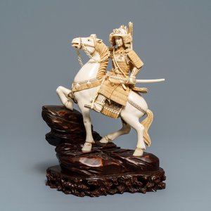 A Japanese ivory figure of a warrior on horseback, 1st half 20th C. — 照片 2