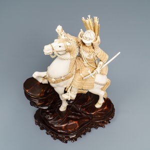 A Japanese ivory figure of a warrior on horseback, 1st half 20th C. — 照片 7