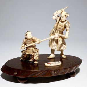 A Japanese ivory group of a warrior and his pupil, on a wooden base, Meiji, signed — 照片 1