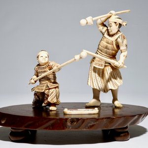 A Japanese ivory group of a warrior and his pupil, on a wooden base, Meiji, signed — 照片 2