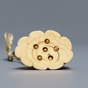 A Japanese ivory 'lotus flower' netsuke, Edo, 18th — 照片 7