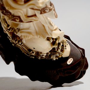 A Japanese ivory model of Guanyin on a carp, Taisho, ca. 1930, signed — 照片 7