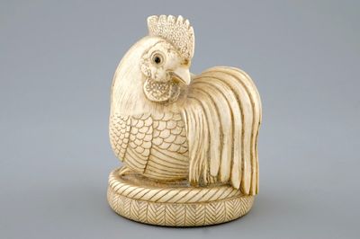 A Japanese ivory netsuke in the shape of a rooster, signed on the base, 19th C.