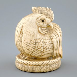 A Japanese ivory netsuke in the shape of a rooster, signed on the base, 19th C. — photo 2