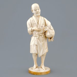 A Japanese ivory okimono of a chicken farmer, Meiji, 19th C., signed — photo 2