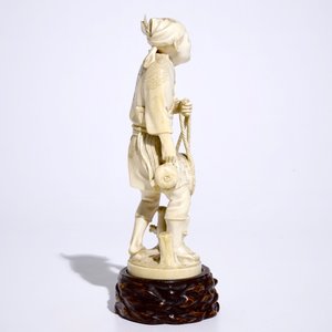 A Japanese ivory okimono of a fisherman on wooden base, Meiji, 19th C., signed — 照片 4
