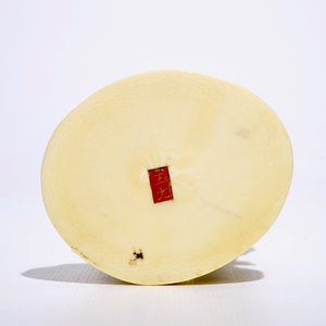 A Japanese ivory okimono of a fisherman on wooden base, Meiji, 19th C., signed — 照片 5