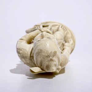 A Japanese ivory okimono of a fisherman on wooden base, Meiji, 19th C., signed — 照片 6