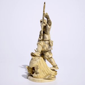 A Japanese ivory okimono of a hunter and his son, Meiji, late 19th C., signed — 照片 2