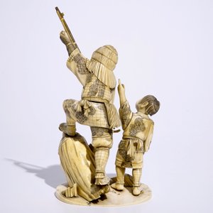 A Japanese ivory okimono of a hunter and his son, Meiji, late 19th C., signed — 照片 3