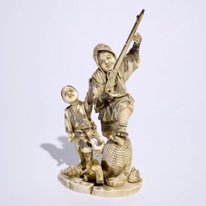 A Japanese ivory okimono of a hunter and his son, Meiji, late 19th C., signed — 照片 5