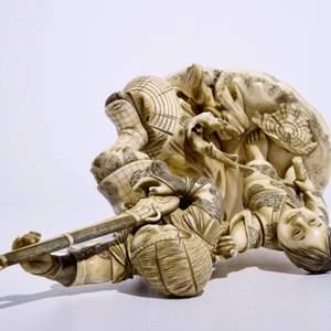 A Japanese ivory okimono of a hunter and his son, Meiji, late 19th C., signed — 照片 7