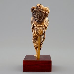 A Japanese ivory okimono of a lady with dogs, Meiji, 19th C. — photo 4