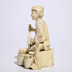 A Japanese ivory okimono of a vegetable seller, Meiji, early 20th C. — 照片 2