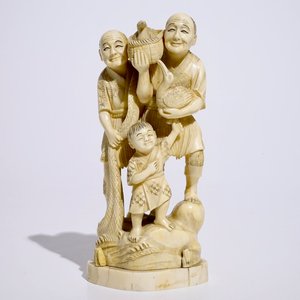 A Japanese ivory okimono of bird catchers, Meiji, early 20th C., signed — photo 1