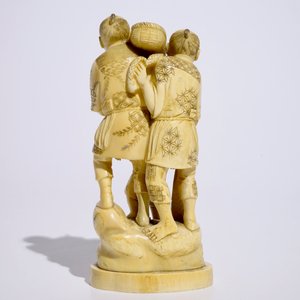 A Japanese ivory okimono of bird catchers, Meiji, early 20th C., signed — photo 3