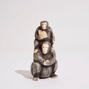 A Japanese ivory okimono of two monkeys, Meiji/Taisho, 19/20th C., signed — photo 1