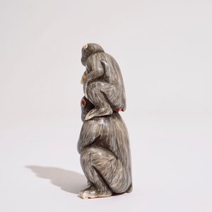 A Japanese ivory okimono of two monkeys, Meiji/Taisho, 19/20th C., signed — photo 5