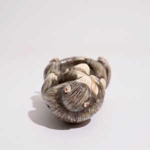 A Japanese ivory okimono of two monkeys, Meiji/Taisho, 19/20th C., signed — photo 7