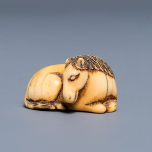 A Japanese ivory 'recumbent horse' netsuke, Edo, 18/19th C. — 照片 1