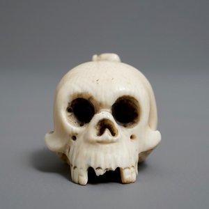 A Japanese ivory 'skull' netsuke, Meiji/Showa, 19/20th — 照片 2