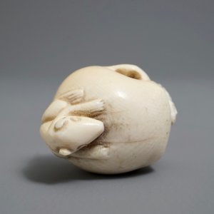 A Japanese ivory 'skull' netsuke, Meiji/Showa, 19/20th — 照片 7