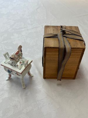 A Japanese kakiemon censer and cover, in a wooden box, Meiji, 19th C. — photo 1