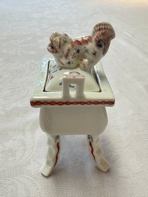 A Japanese kakiemon censer and cover, in a wooden box, Meiji, 19th C. — photo 3