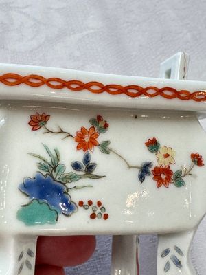 A Japanese kakiemon censer and cover, in a wooden box, Meiji, 19th C. — photo 9