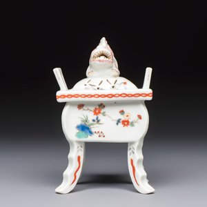 A Japanese kakiemon censer and cover, in a wooden box, Meiji, 19th C. — photo 2