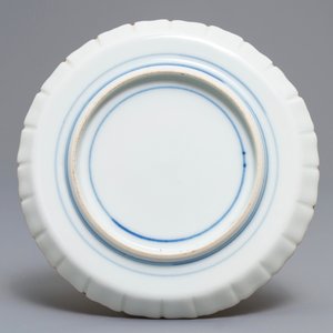 A Japanese Kakiemon fluted bowl and a small plate, Edo, 18th C. — 照片 3