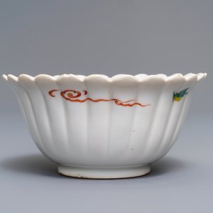 A Japanese Kakiemon fluted bowl and a small plate, Edo, 18th C. — 照片 6