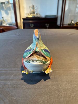 A Japanese Kakiemon model of mandarin duck, Edo, late 17th C. — photo 4