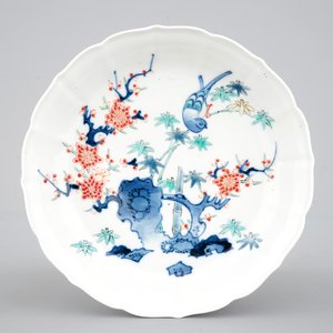 Een Japans Kakiemon porseleinen gelobd bord, 18e eeuw — foto 1