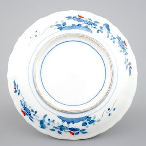 Een Japans Kakiemon porseleinen gelobd bord, 18e eeuw — foto 2