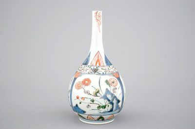 Un vase de forme bouteille de style Kakiemon, Japon, 17/18ème
