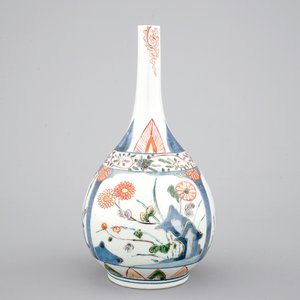 Un vase de forme bouteille de style Kakiemon, Japon, 17/18ème — photo 1