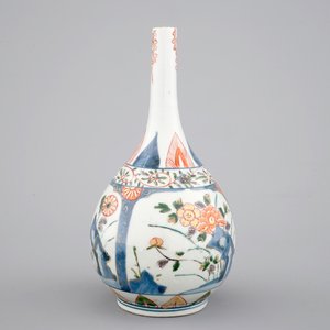 Un vase de forme bouteille de style Kakiemon, Japon, 17/18ème — photo 2