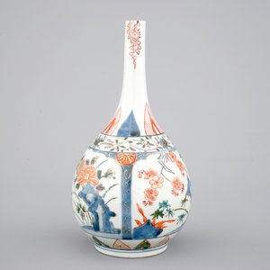 Un vase de forme bouteille de style Kakiemon, Japon, 17/18ème — photo 3