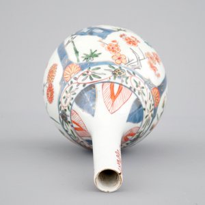 Un vase de forme bouteille de style Kakiemon, Japon, 17/18ème — photo 5